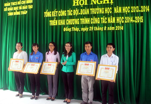 Đ/c Đỗ Thị Thanh Trang - Chủ tịch Hội đồng Đội, Phó Bí thư thường trực Tỉnh Đoàn tặng giấy khen cho các tập thể đạt thành tích xuất sắc